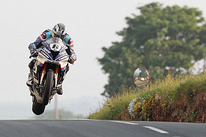 TT 2018: Michael Dunlop vince in SBK e dedica il successo a Dan Kneen