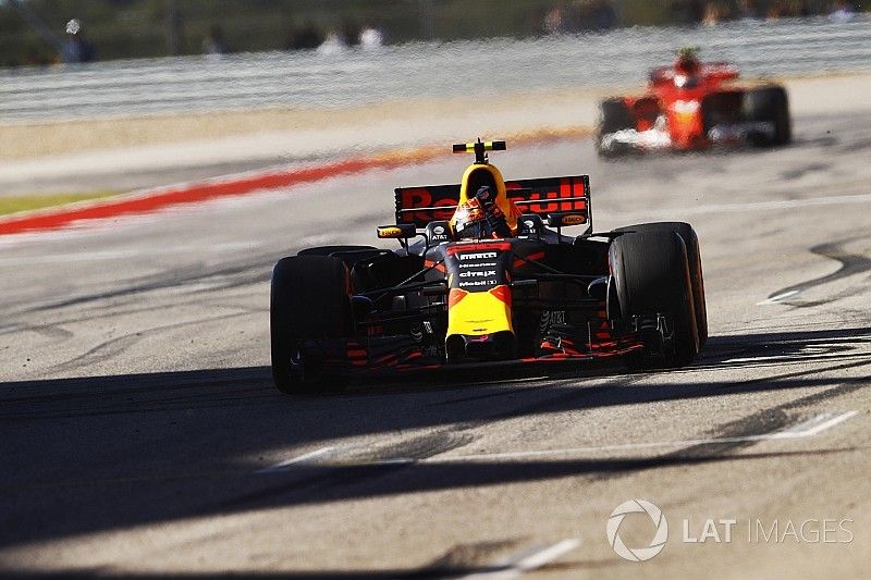 Max Verstappen, Red Bull Racing RB13, celebra al cruza la l&iacute;nea de meta  por delante de Kimi Raikkon
