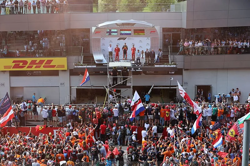 Jonathan Wheatley, Team Manager, Red Bull Racing, Kimi Raikkonen, Ferrari, Max Verstappen, Red Bull Racing e Sebastian Vettel, Ferrari, sul podio