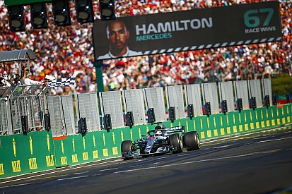 Hamilton pone deberes a Mercedes para las vacaciones