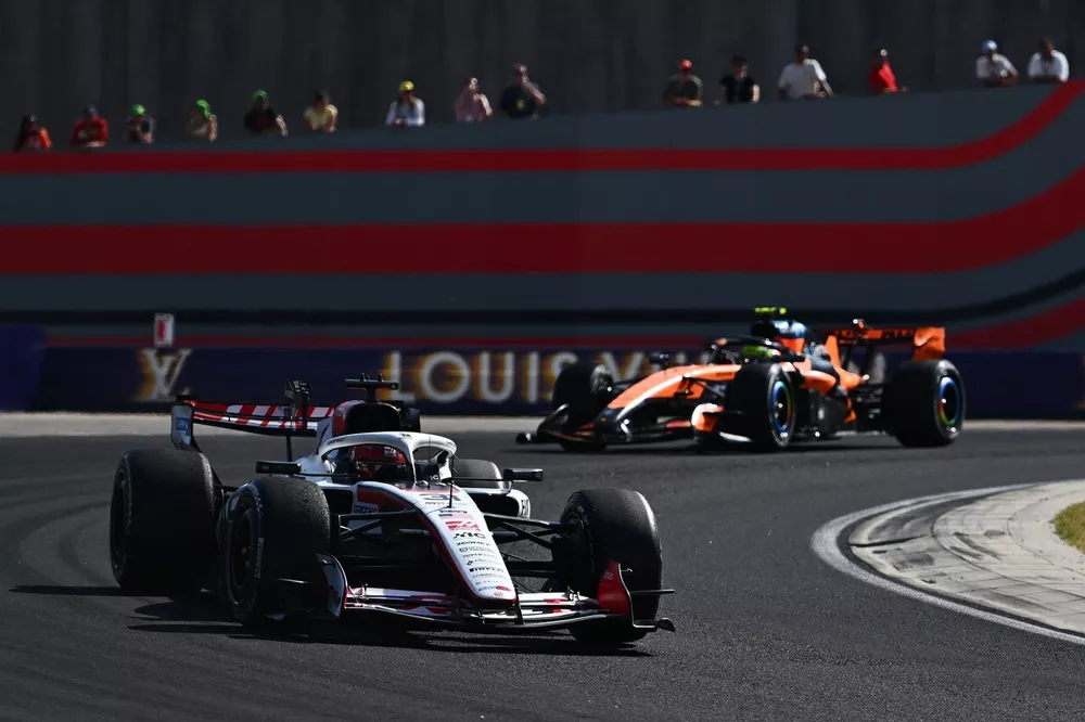 Lando Norris, McLaren, Esteban Ocon, Haas F1 Team