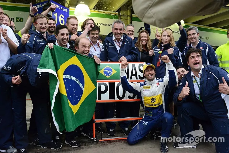 Felipe Nasr, Sauber celebrates ninth place with the team