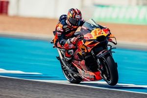 Vi&ntilde;ales no atin&oacute; en la elecci&oacute;n del neum&aacute;tico en su debut con KTM