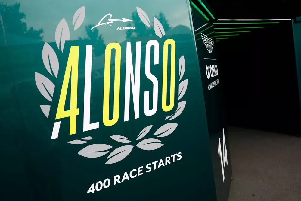 Fernando Alonso, Aston Martin F1 Team 400 courses banni&egrave;re dans le garage