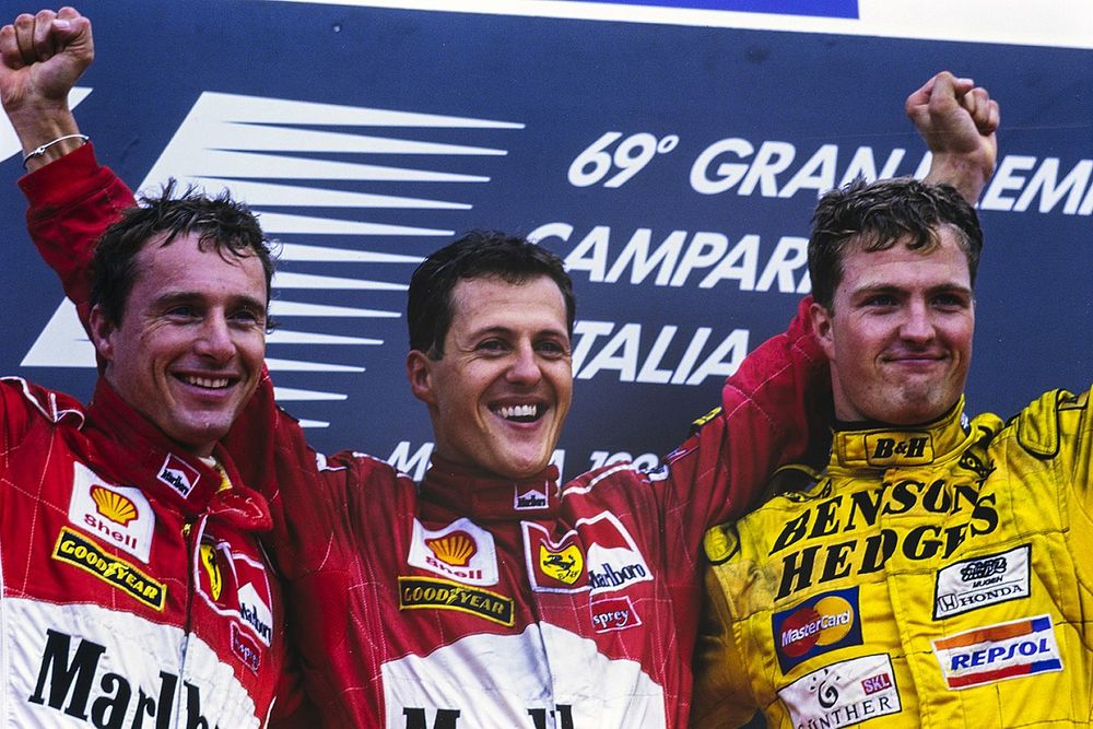 Podio: segundo lugar Eddie Irvine, ganador Michael Schumacher, tercer lugar Ralf Schumacher