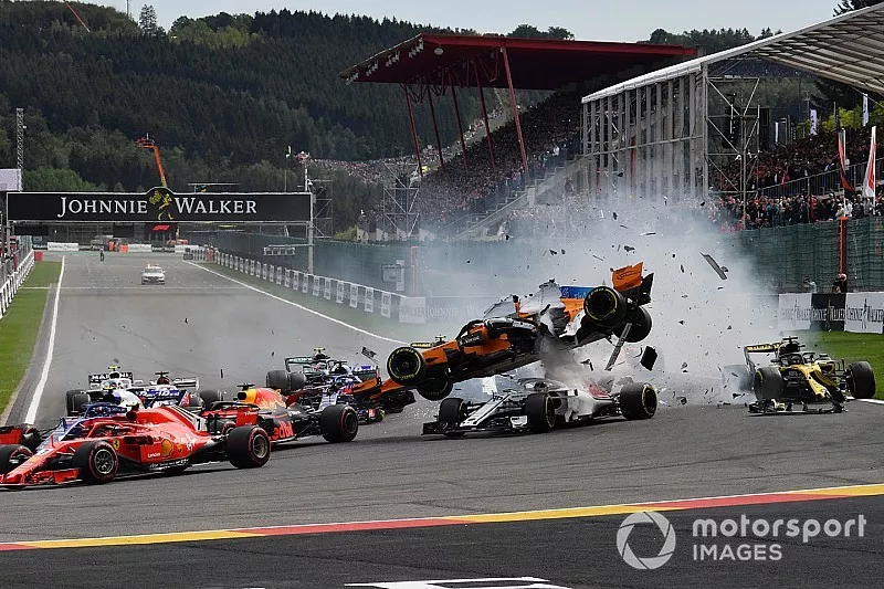 Accidente en la salida de Fernando Alonso, McLaren MCL33 