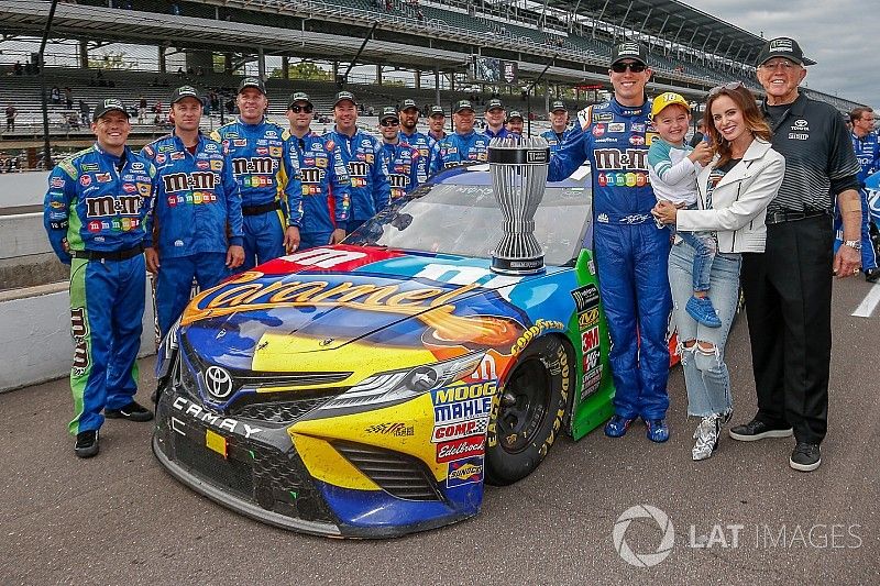 Kyle Busch, Joe Gibbs Racing, Toyota Camry M&M's Caramel con el trofeo de campeón