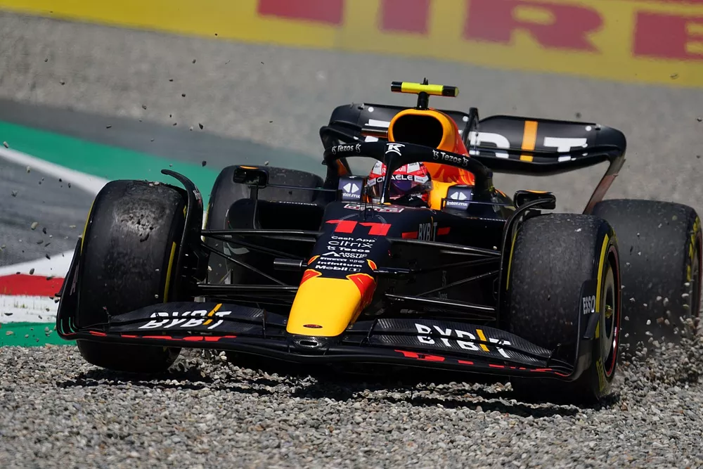 Sergio P&eacute;rez, Red Bull Racing RB18, se va largo