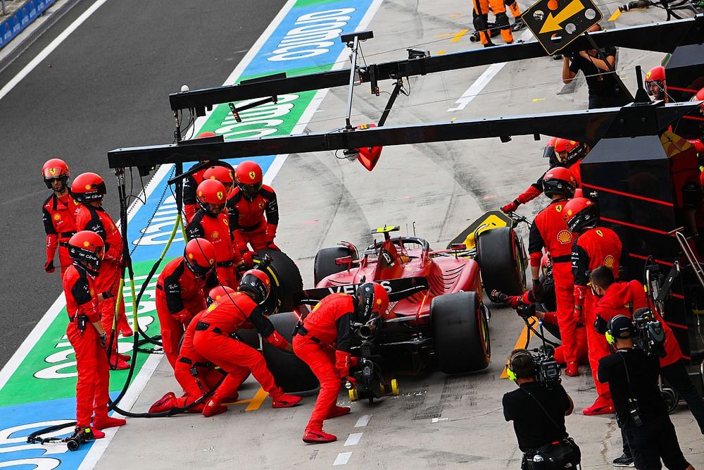 Carlos Sainz, Ferrari F1-75, pit stop
