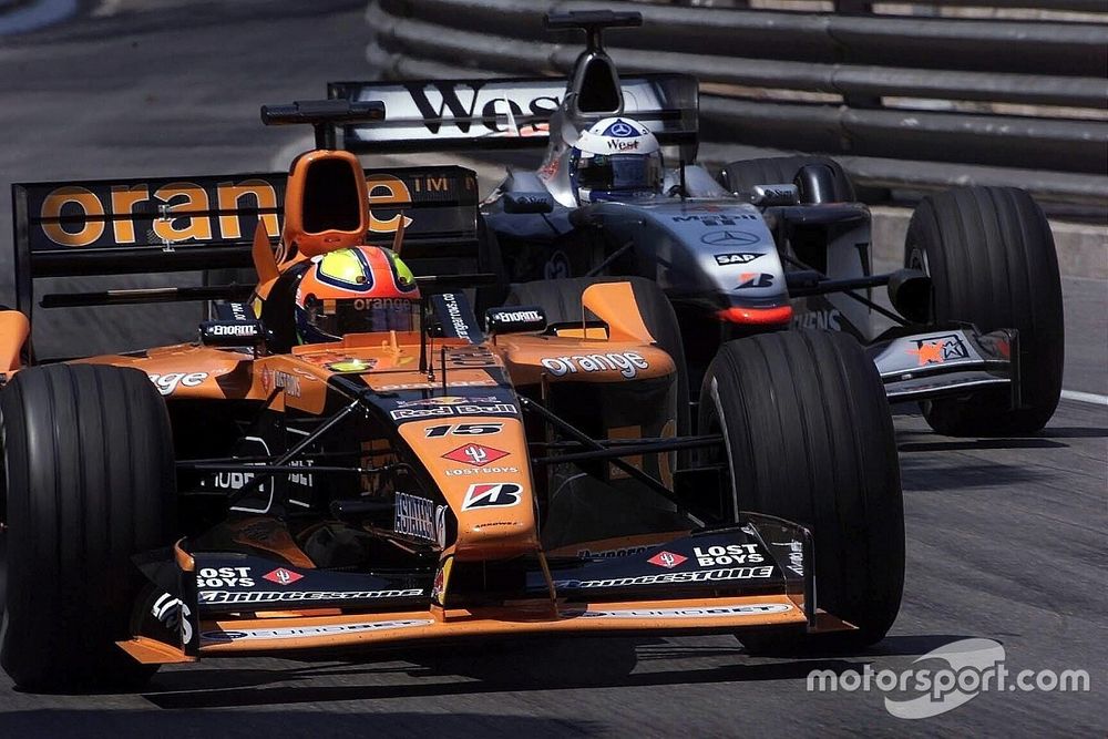 Enrique Bernoldi, Arrows A22 Asiatech leads David Coulthard, Mclaren MP4-16