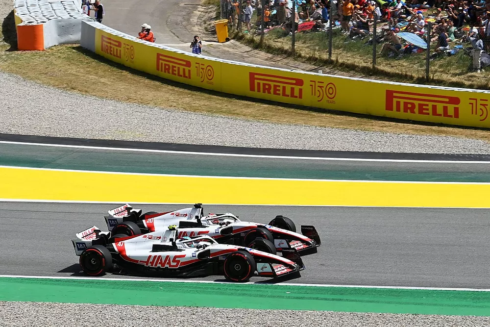 Kevin Magnussen, Haas VF-22, lucha con Mick Schumacher, Haas VF-22, en la primera vuelta