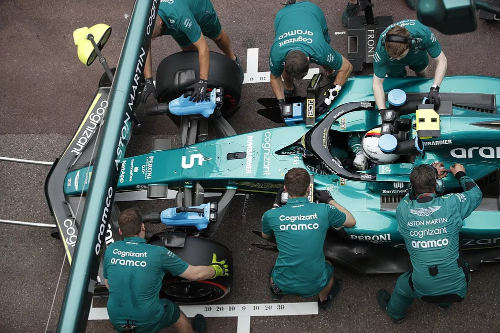 Sebastian Vettel, Aston Martin AMR22, dans les stands
