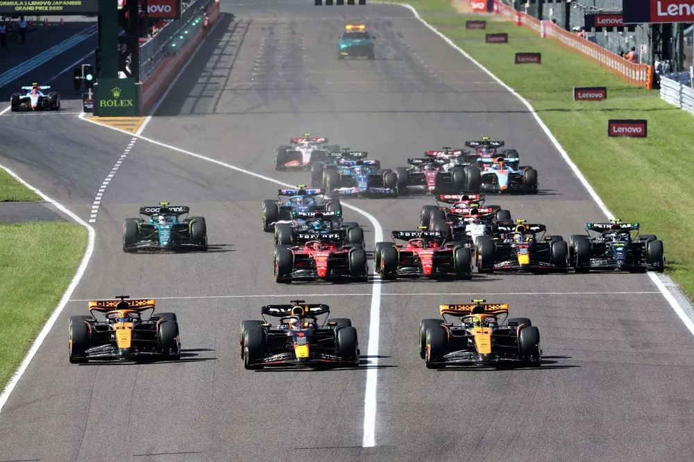 Max Verstappen, Red Bull Racing RB19, Lando Norris, McLaren MCL60, Oscar Piastri, McLaren MCL60, Carlos Sainz, Ferrari SF-23, Charles Leclerc, Ferrari SF-23, Sergio Pérez, Red Bull Racing RB19, Lewis Hamilton, Mercedes F1 W14, el resto de la parrilla en la salida.