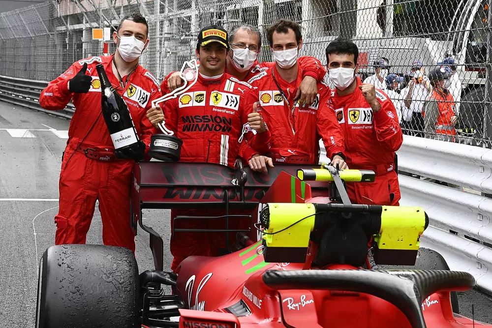 Carlos Sainz Jr., Ferrari, 2ª posición, lo celebra con sus compañeros de equipo