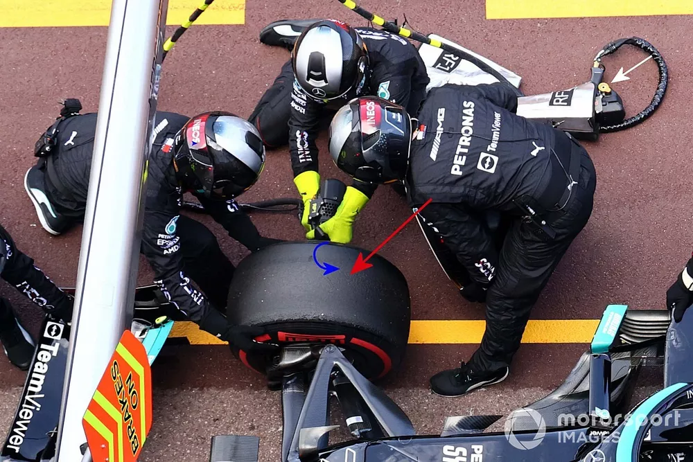 Arr&ecirc;t au stand de Valtteri Bottas, Mercedes W12