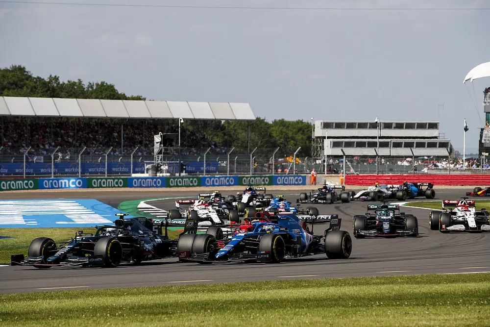 Sebastian Vettel, Aston Martin AMR21, Fernando Alonso, Alpine A521, Carlos Sainz Jr., Ferrari SF21, al inicio