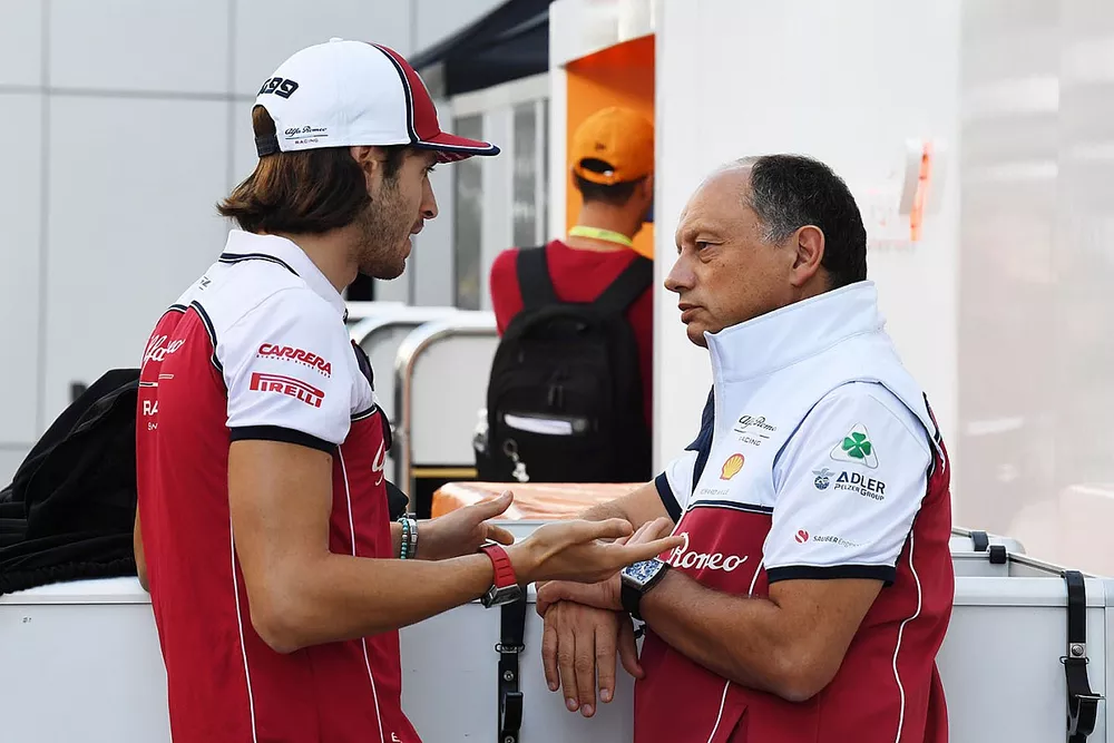 Antonio Giovinazzi, Alfa Romeo Racing, parle avec Fr&eacute;d&eacute;ric Vasseur, Team Principal, Alfa Romeo Racing, dans le paddock