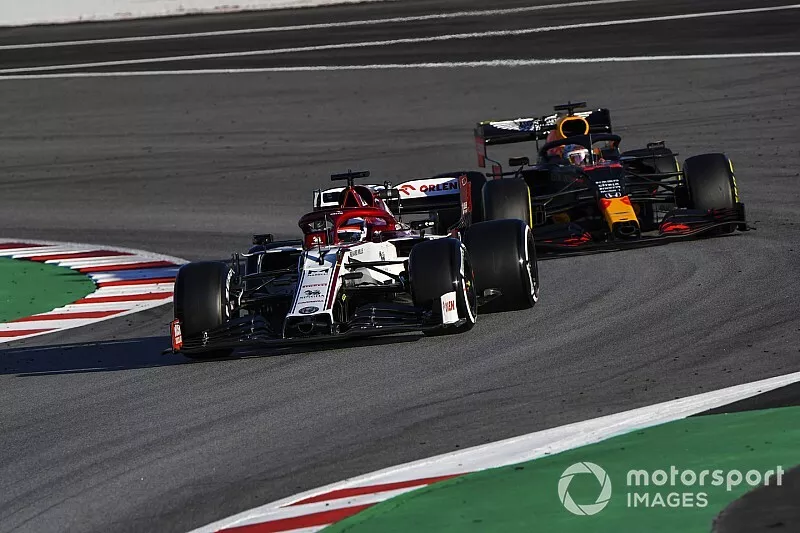 Kimi Raikkonen, Alfa Romeo Racing C39, l Max Verstappen, Red Bull Racing