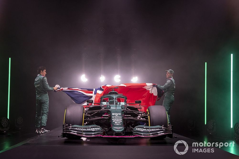 Lance Stroll, Aston Martin, y Sebastian Vettel, Aston Martin, presentan el Aston Martin AMR21 