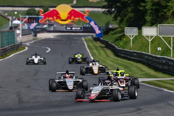 Zbyt młody na debiut, a już z kontraktem