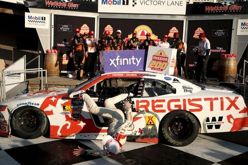 Conheça piloto da NASCAR ‘desastrado’ que caiu ao comemorar vitória