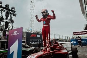 F1 Academy - Maya Weug, casi perfecta en Singapur, tendrá opciones de título
