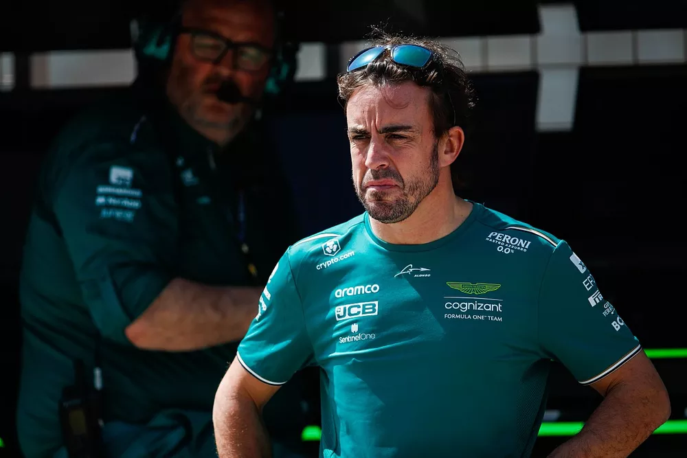 Fernando Alonso, Aston Martin F1 Team, Tom McCullough, Aston Martin peformance director