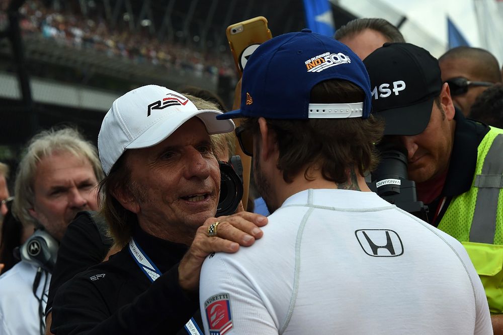 Fernando Alonso, McLaren Honda Andretti Autosport, con Emerson Fittipaldi en la Indy 500 2017