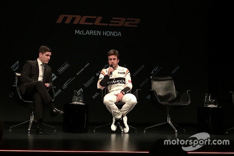Simon Lazenby con Fernando Alonso, McLaren
