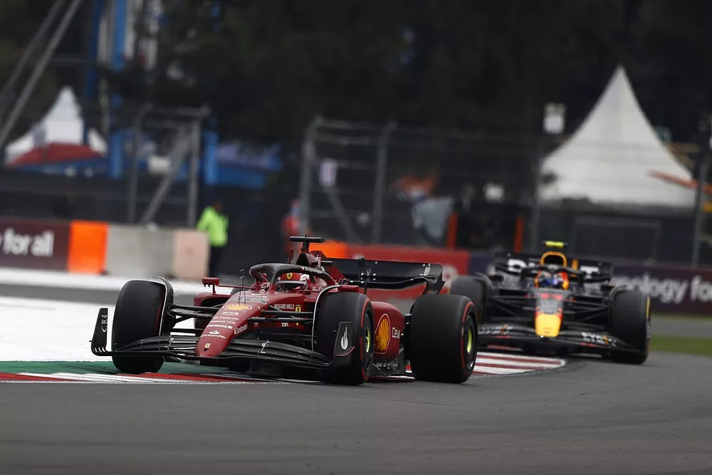 Charles Leclerc, Ferrari F1-75, Sergio Perez, Red Bull Racing RB18
