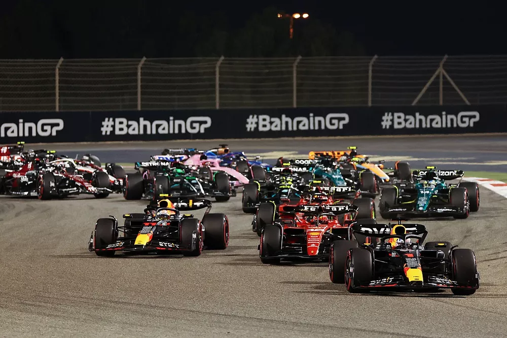 Start action, Max Verstappen, Red Bull Racing RB19 leads