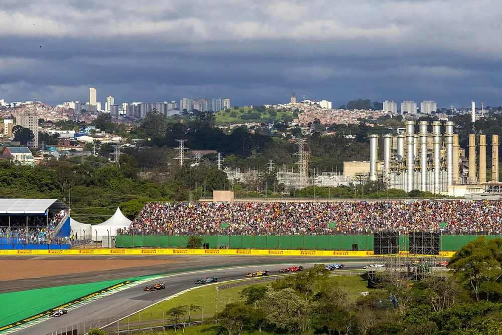 Kevin Magnussen, Haas VF-22, Max Verstappen, Red Bull Racing RB18, George Russell, Mercedes W13