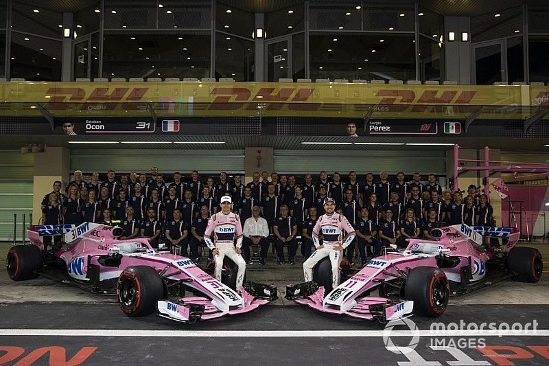 Esteban Ocon, Racing Point Force India y Sergio Perez, Racing Point Force India en la foto de equipo de Racing Point Force India F1