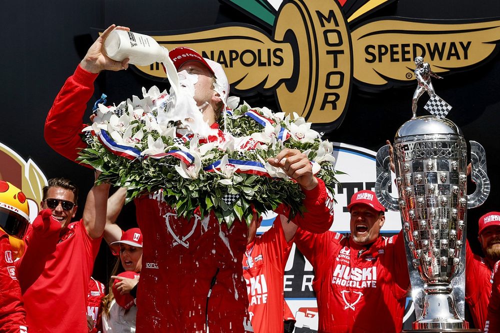 Ganador de la carrera Marcus Ericsson, Chip Ganassi Racing Honda, podio, Victory Lane, Borg-Warner Trophy, BorgWarner CEO Frédéric Lissalde