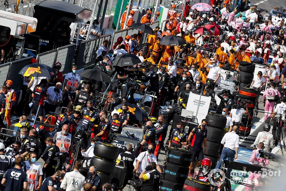 Mec&aacute;nicos en pit lane