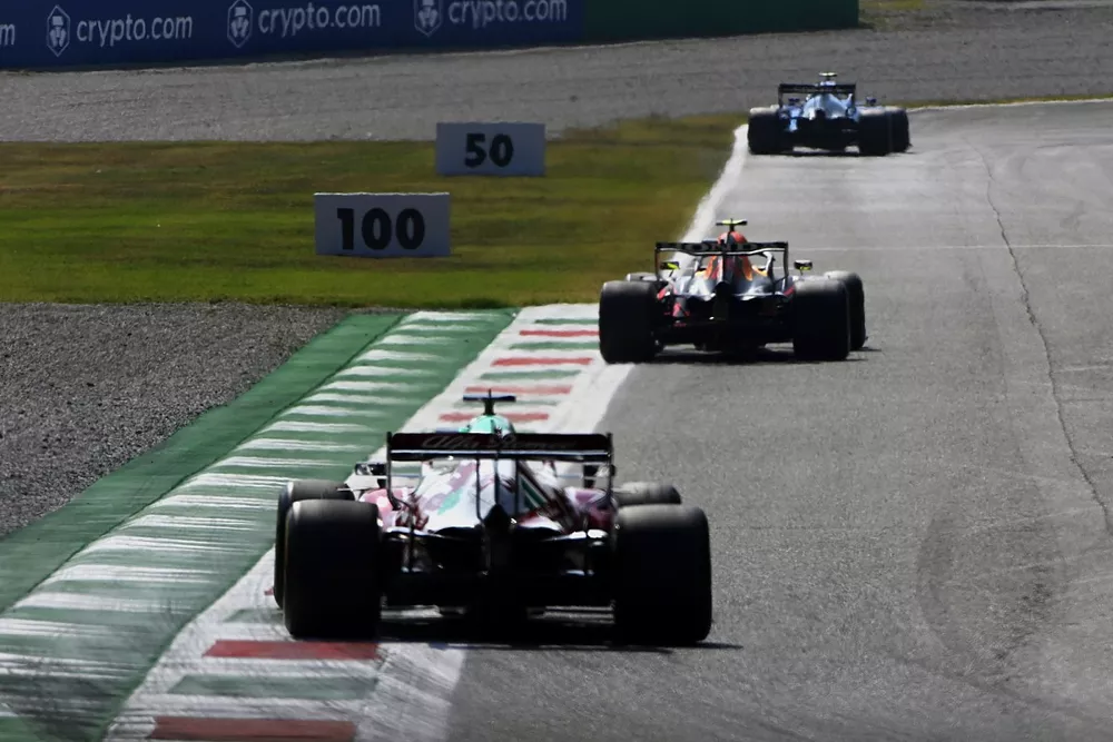 Sergio P&eacute;rez, Red Bull Racing RB16B, Robert Kubica, Alfa Romeo Racing C41