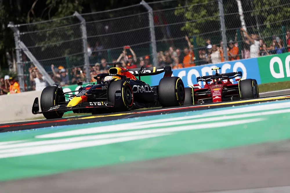 Max Verstappen, Red Bull Racing RB18, Carlos Sainz, Ferrari F1-75