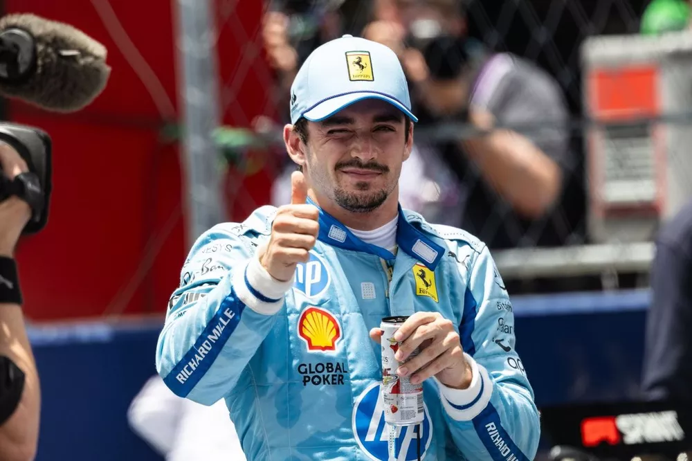 Segundo clasificado Charles Leclerc, Scuderia Ferrari, celebra en Parc Ferme tras el Sprint