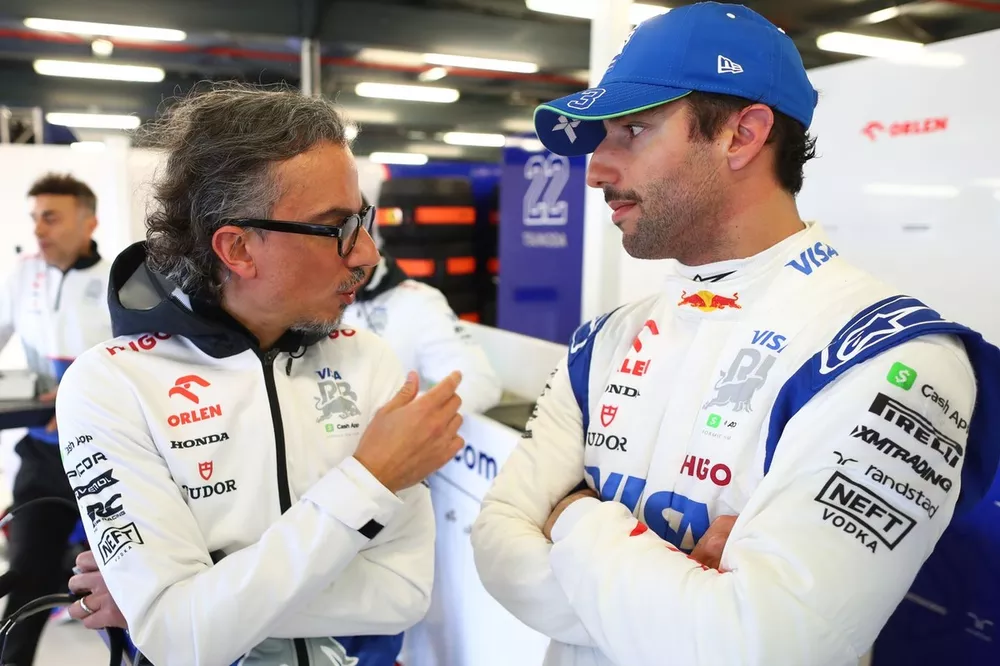 Laurent Mekies van Visa Cash App RB praat met Daniel Ricciardo, RB F1 Team