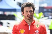Ricciardo aconseja a Sainz "agachar la cabeza" en su &uacute;ltimo a&ntilde;o con Ferrari