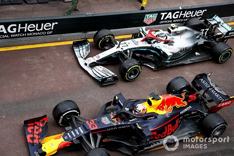 Max Verstappen, Red Bull Racing RB15, y Valtteri Bottas, Mercedes AMG W10 sufren un contacto en pits