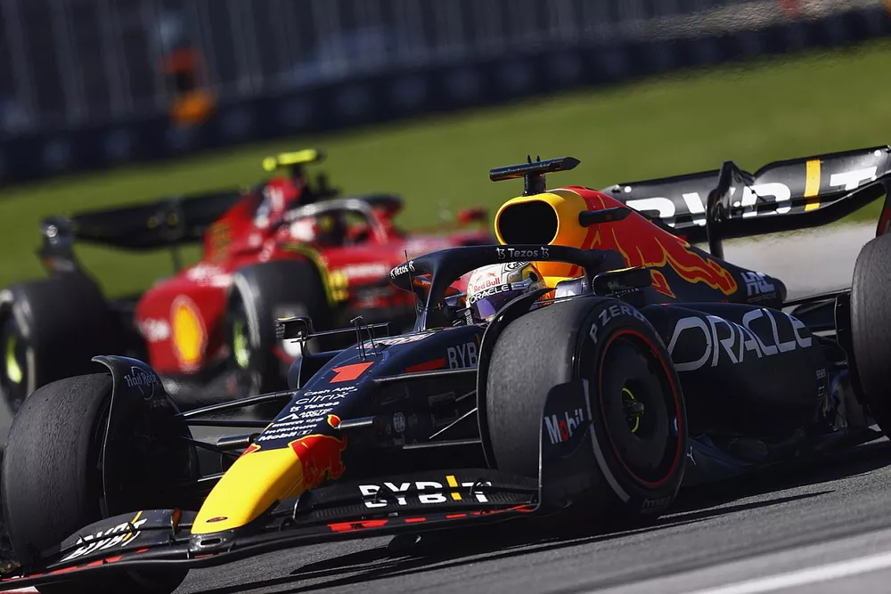 Max Verstappen, Red Bull Racing RB18, Carlos Sainz, Ferrari F1-75