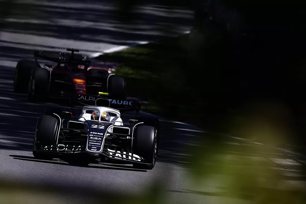 Yuki Tsunoda, AlphaTauri AT03, Charles Leclerc, Ferrari F1-75