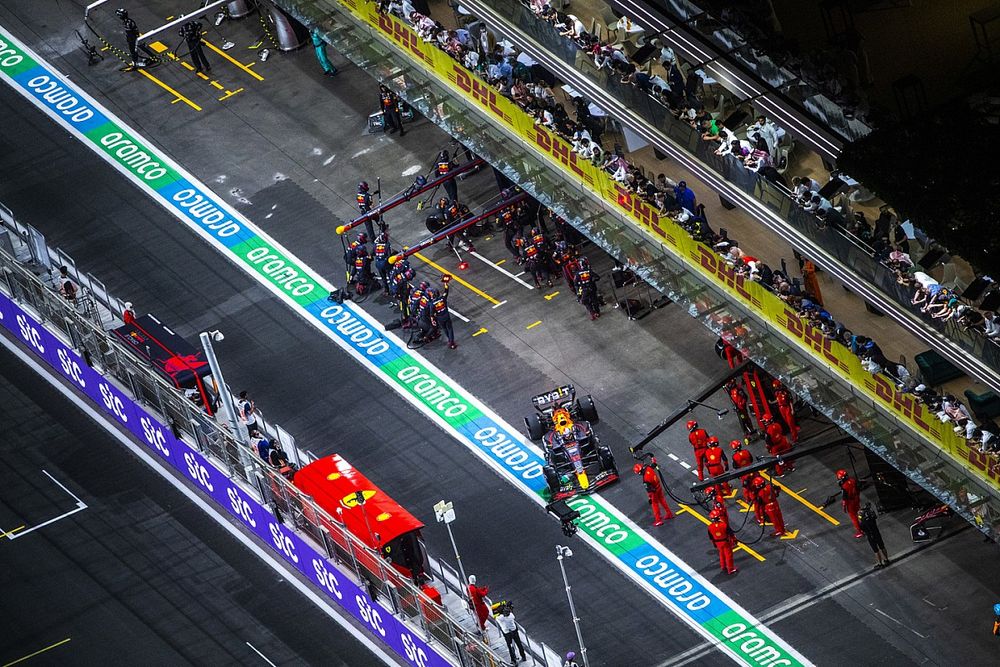 Max Verstappen, Red Bull Racing RB18, saliendo de boxes