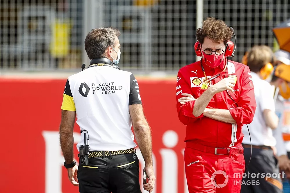 Cyril Abiteboul, Director General del equipo Renault F1, y Mattia Binotto, Director del equipo Ferrari