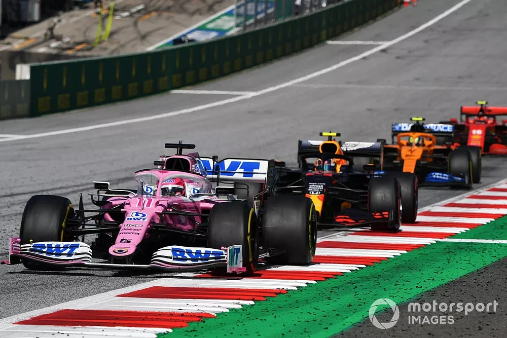 Sergio Perez, Racing Point RP20, en Alex Albon, Red Bull Racing RB16