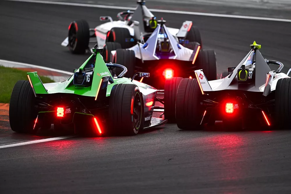 Nick Cassidy, Jaguar TCS Racing, Jaguar I-TYPE 6, Sebastien Buemi, Envision Racing, Jaguar I-TYPE 6