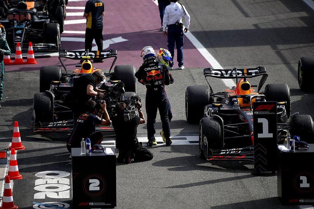 Sergio P&eacute;rez, Red Bull Racing, 2&ordf; posici&oacute;n, Max Verstappen, Red Bull Racing, 1&ordf; posici&oacute;n, se felicitan mutuamente en Parc Ferme