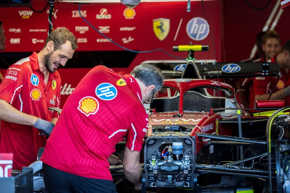 Ferrari SF-25 and engineers