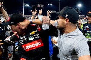 VIDEO: Stenhouse da un puñetazo en la cara a Busch tras la NASCAR All-Star Race